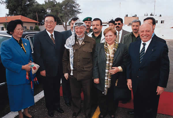فى يوم 27 نوفمبر عام 1999،قام لى بنغ بزيارة إلى فلسطين بمرافقة زوجته تشو لين.