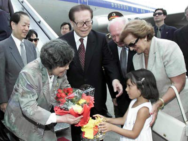 فى يوم 23 يوليو عام 2001،قام الرئيس جيانغ تسه مين بزيارة دولة إلى مالطا بمرافقة زوجته وانغ يه بينغ.