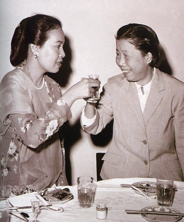 فى الصورة الملتقطة سبتمبر عام 1962،التقت دنغ يينغ تشاو زوجة تشو ان لاى بزوجة الرئيس الاندونيسي سوكارنو .