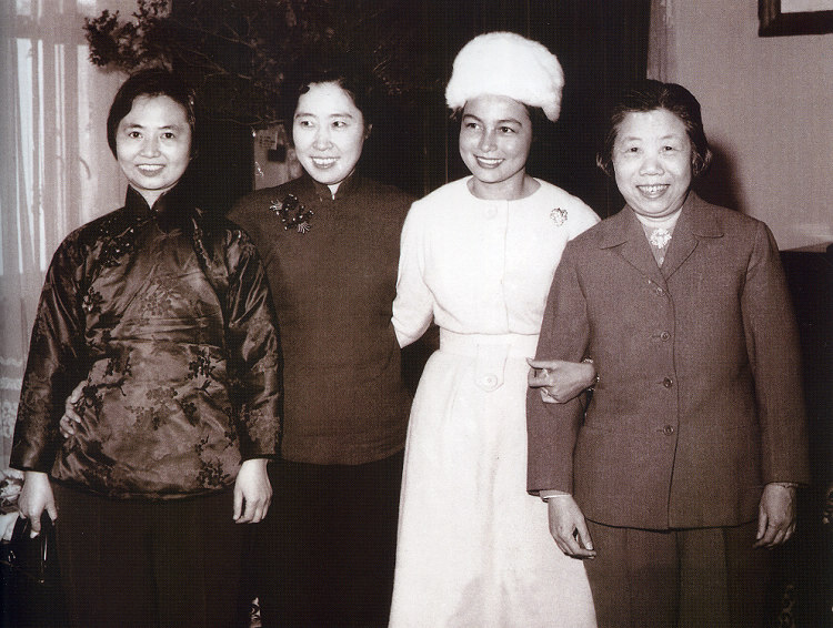 فى الصورة الملتقطة عام 1962،أخذت دنغ يينغ تشاو(الأولى على اليمين) زوجة تشو ان لاى  و وانغ قوانغمي (الثالثة على اليمين) زوجة ليو شاو تشي وتشانغ تشيان (الرابعة على اليمين) زوجة تشن يى صورة مع مونيك زوجة الملك الكمبودي نورودوم سيهانوك.
