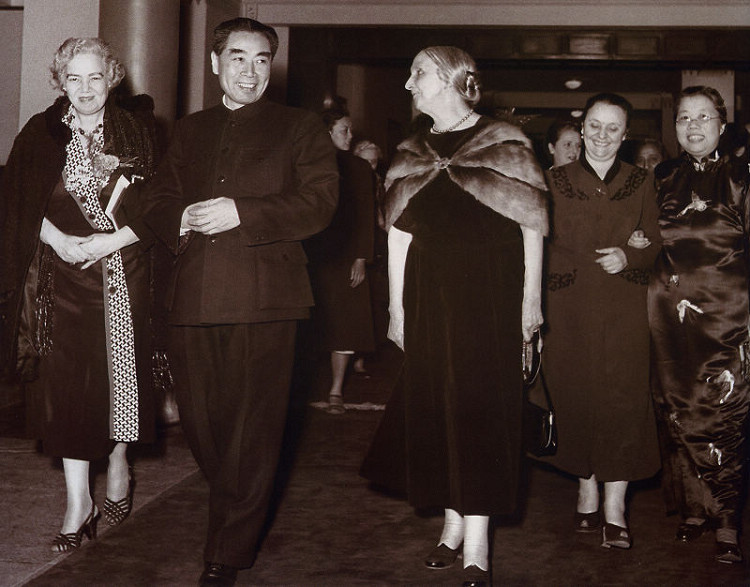 فى الصورة الملتقطة عام 1956،اجتمع تشو ان لاى وزوجته دنغ يينغ تشاو (الأولى على اليمين)مع الضيوف الحاضرين لمجلس الاتحاد النسائي الديمقراطي العالمي.