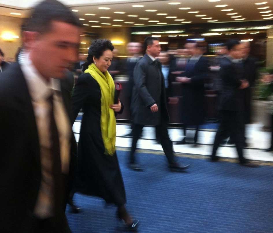 الاطلالة الانيقة لسيدة الصين الاولى  خلال مرافقتها لزوجها الرئيس في زيارته الدولية    (11)