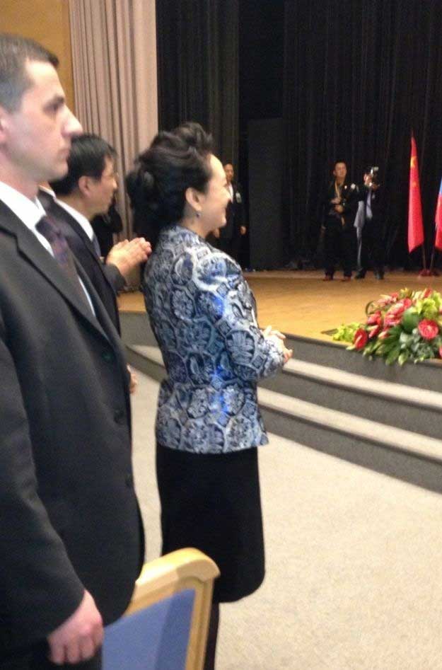 الاطلالة الانيقة لسيدة الصين الاولى  خلال مرافقتها لزوجها الرئيس في زيارته الدولية    (8)