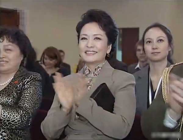 الاطلالة الانيقة لسيدة الصين الاولى  خلال مرافقتها لزوجها الرئيس في زيارته الدولية    (7)
