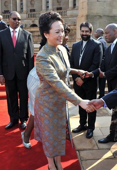 الاطلالة الانيقة لسيدة الصين الاولى  خلال مرافقتها لزوجها الرئيس في زيارته الدولية    (6)