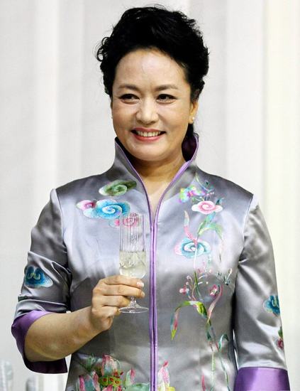 الاطلالة الانيقة لسيدة الصين الاولى  خلال مرافقتها لزوجها الرئيس في زيارته الدولية    (2)