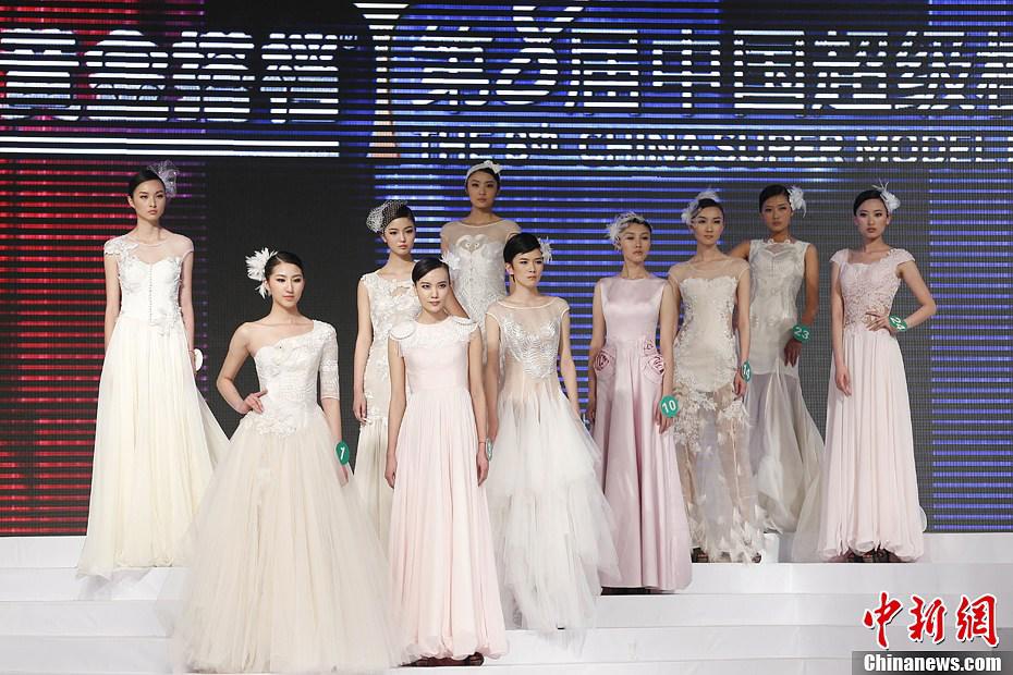 فوز تشانغ لينغ يوه بنهائية الدورة الثامنة لمسابقة سوبر موديل الصين  (11)