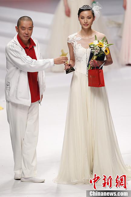 فوز تشانغ لينغ يوه بنهائية الدورة الثامنة لمسابقة سوبر موديل الصين  (3)
