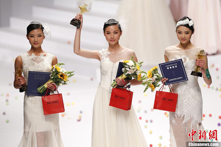 فوز تشانغ لينغ يوه بنهائية الدورة الثامنة لمسابقة سوبر موديل الصين 