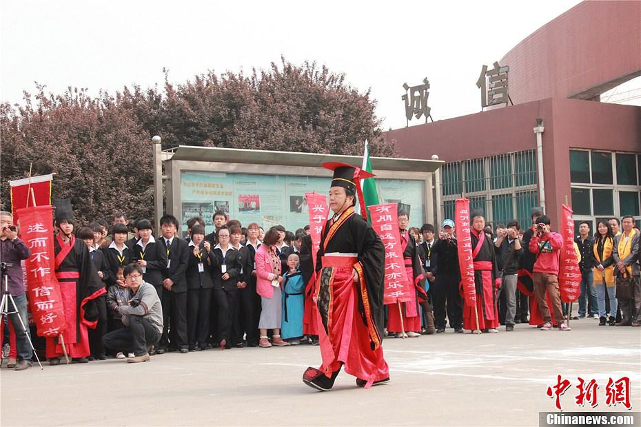 مواطنون في مدينة شيآن بمقاطعة شنشي الصينية يحيون ذكرى كونفوشيوس  (4)
