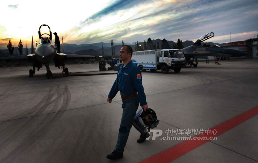 مجموعة صور: مقاتلة التدريب سو-27UBK للقوات الجوية الصينية (15)