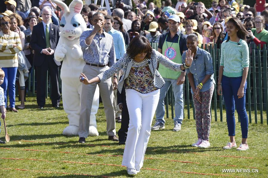 الرئيس الأمريكي أوباما يستضيف حفل للأطفال و لعبة دحرجة البيض الملون في حديقة البيت الأبيض (2)