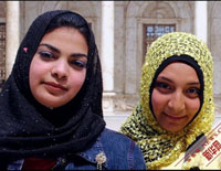 شارع الموضة: الأوشحة الملونة للنساء المصريات