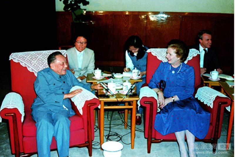 الزعيم الصيني دينغ شياو بينغ يلتقي مع رئيسة وزراء بريطانيا مارجريت تاتشر  والمعروفة بالمرأة الحديدية يوم 24 سبتمبر عام  1982في قاعة الشعب الكبرى في بكين،وأجرى الجانبان محادثات حول قضية استعداد سيادة الصين لهونغ كونغ.