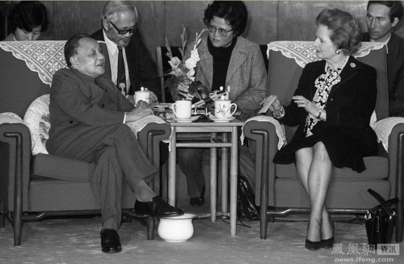 الزعيم الصيني دينغ شياو بينغ يلتقي مع رئيسة وزراء بريطانيا مارجريت تاتشر  يوم 19 ديسمبر 1984.وبعد الظهر من نفس اليوم، حضر دينغ شياو بينغ ومارجريت تاتشر مرسم التوقيع على إعلان الصين وبريطانيا المشتركة  وتتفقان على عودة هونغ كونغ إلى  الصين عام 1997.