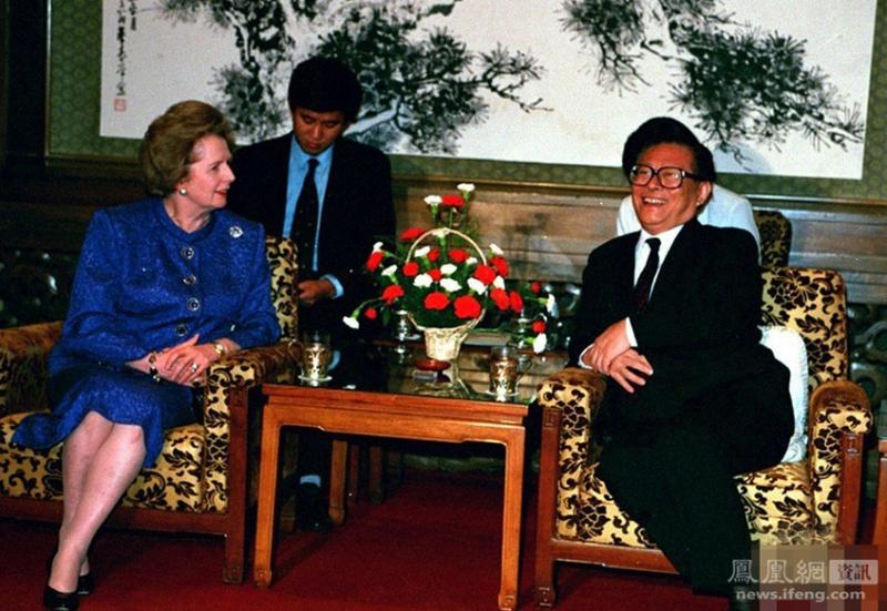 الرئيس الصيني جانغ زيمين يلتقي مع رئيسة وزراء بريطانيا مارجريت تاتشر  يوم  11سبتمبر 1991 في قاعة الشعب الكبرى في بكين.
