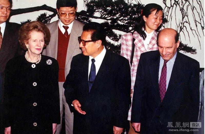 كبير المشرعين الصينيين تسياو شي يلتقي مع رئيسية وزراء بريطانيا مارجريت تاتشر يوم  30 مارس 1995 في قاعة الشعب الكبرى في بكين.