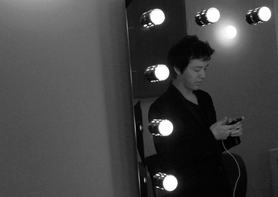 عازف البيانو الصيني لي يون دي يستريح في كواليس قاعة بلايل (Salle Pleyel) المرموقة بالعاصمة الفرنسية باريس في 15 إبريل 2013
