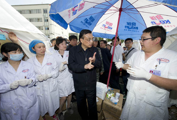 رئيس مجلس الدولة الصيني يوجه أعمال الإغاثة من قلب منطقة الزلزال المنكوبة