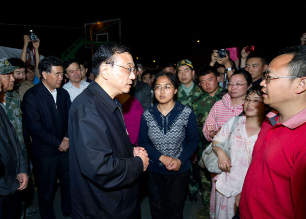 رئيس مجلس الدولة الصيني يوجه أعمال الإغاثة من قلب منطقة الزلزال المنكوبة (5)