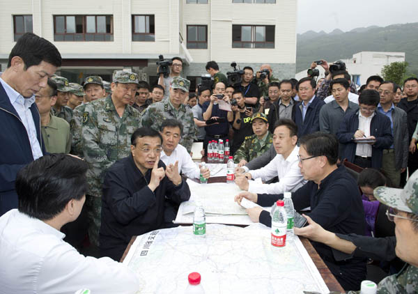 رئيس مجلس الدولة الصيني يوجه أعمال الإغاثة من قلب منطقة الزلزال المنكوبة (6)