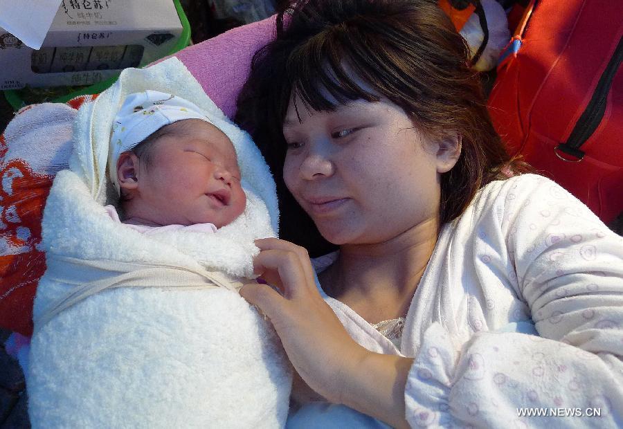 طفل مولود بعد زلزال ياآن بمقاطعة سيتشوان 