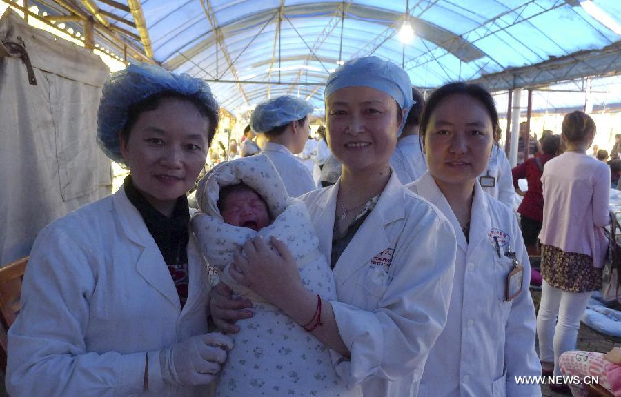 طفل مولود بعد زلزال ياآن بمقاطعة سيتشوان  (2)