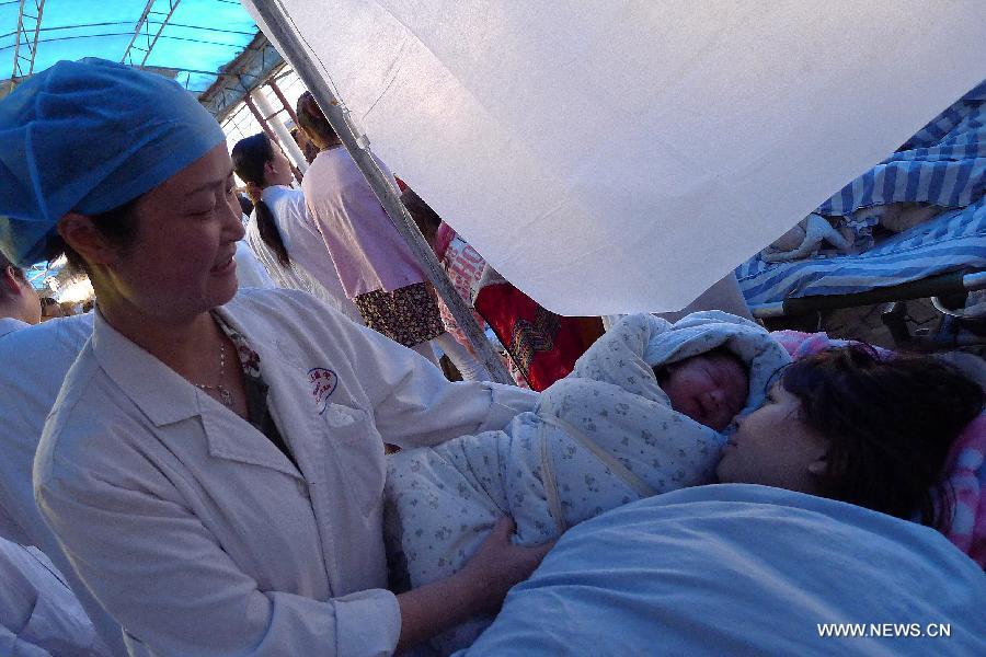 طفل مولود بعد زلزال ياآن بمقاطعة سيتشوان  (3)