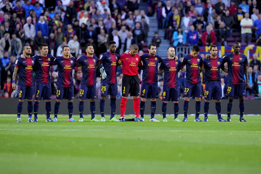 لاعبو نادي برشلونة يقفون حدادا على ضحايا زلزال ياآن بمقاطعة سيتشوان 