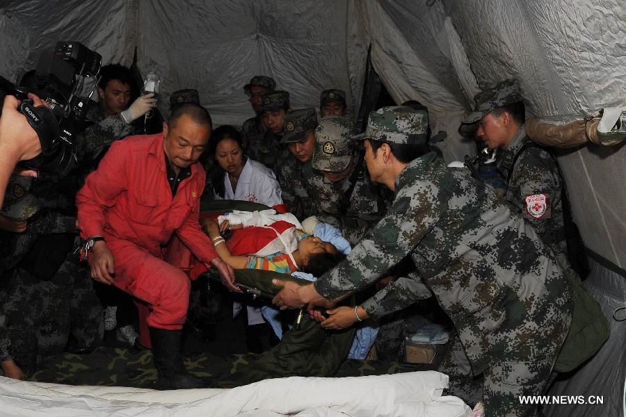 رجال الاطفاء ينقذون 91 ناجيا من زلزال سيتشوان (5)