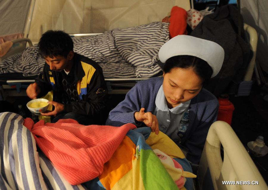 رجال الاطفاء ينقذون 91 ناجيا من زلزال سيتشوان (2)