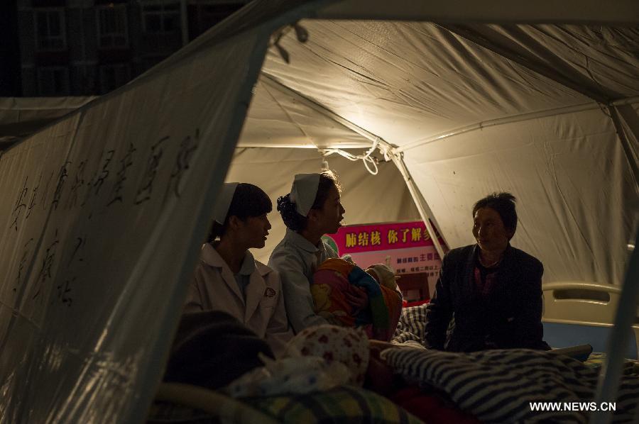 رجال الاطفاء ينقذون 91 ناجيا من زلزال سيتشوان (4)