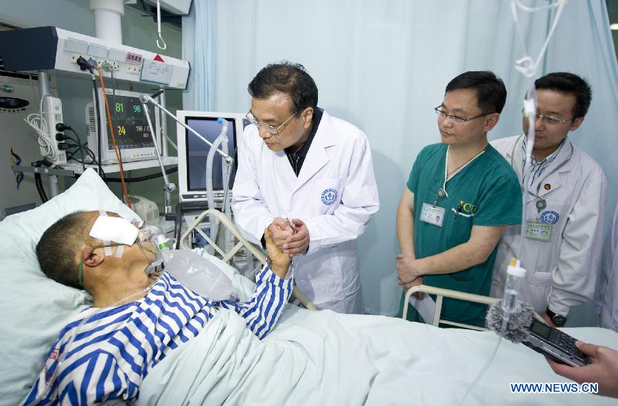 رئيس مجلس الدولة الصيني يزور مصابي زلزال سيتشوان 