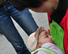متطوعة تصبح مرضعة لمولود يتيم فقد أمه خلال زلزال جنوب غرب الصين