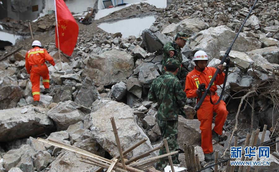 مصرع 192 شخصا وفقد 23 آخرين في زلزال جنوب غرب الصين  (10)