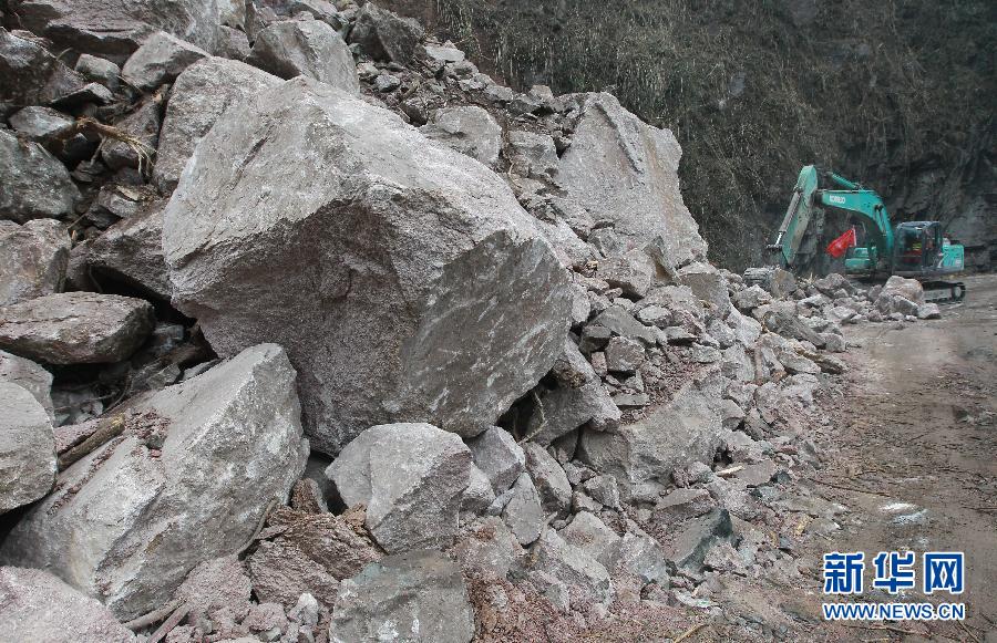 مصرع 192 شخصا وفقد 23 آخرين في زلزال جنوب غرب الصين  (7)