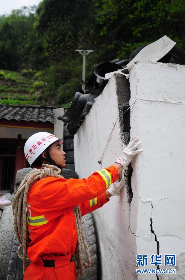 مصرع 192 شخصا وفقد 23 آخرين في زلزال جنوب غرب الصين  (6)