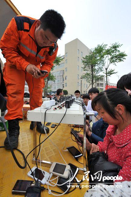 سيارة إسعاف بطاريات الهواتف تشحن ألف هاتف محمول في منطقة الزلزال (3)