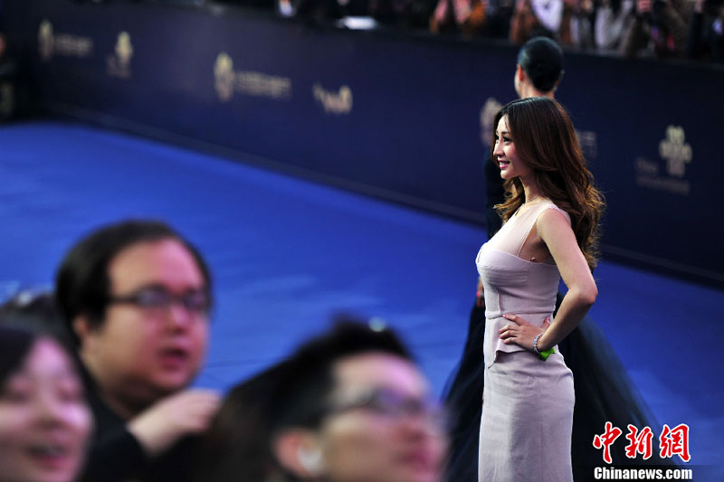 نجوم صينيون وأجانب يتألقون في مراسم اختتام مهرجان بكين السينمائي الدولي  (32)