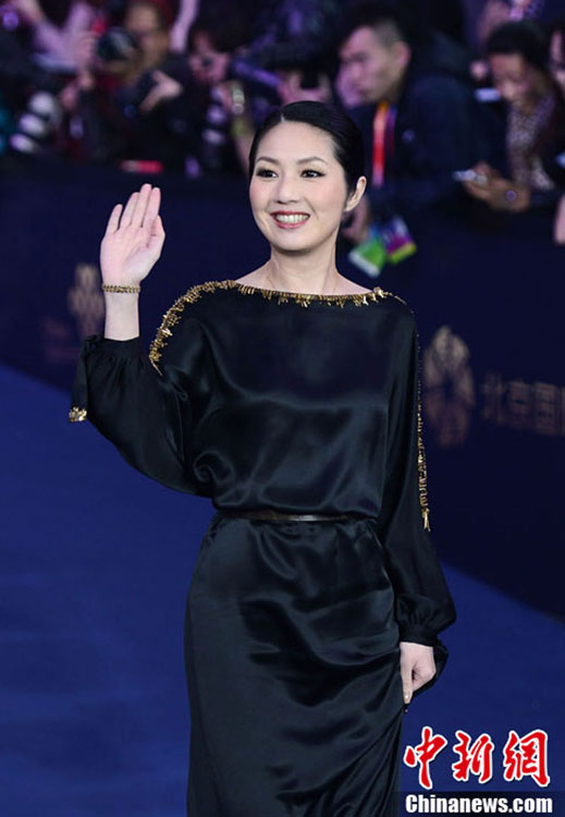 نجوم صينيون وأجانب يتألقون في مراسم اختتام مهرجان بكين السينمائي الدولي  (16)