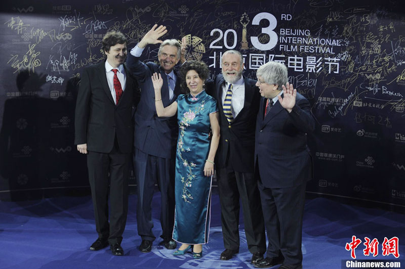 نجوم صينيون وأجانب يتألقون في مراسم اختتام مهرجان بكين السينمائي الدولي  (10)