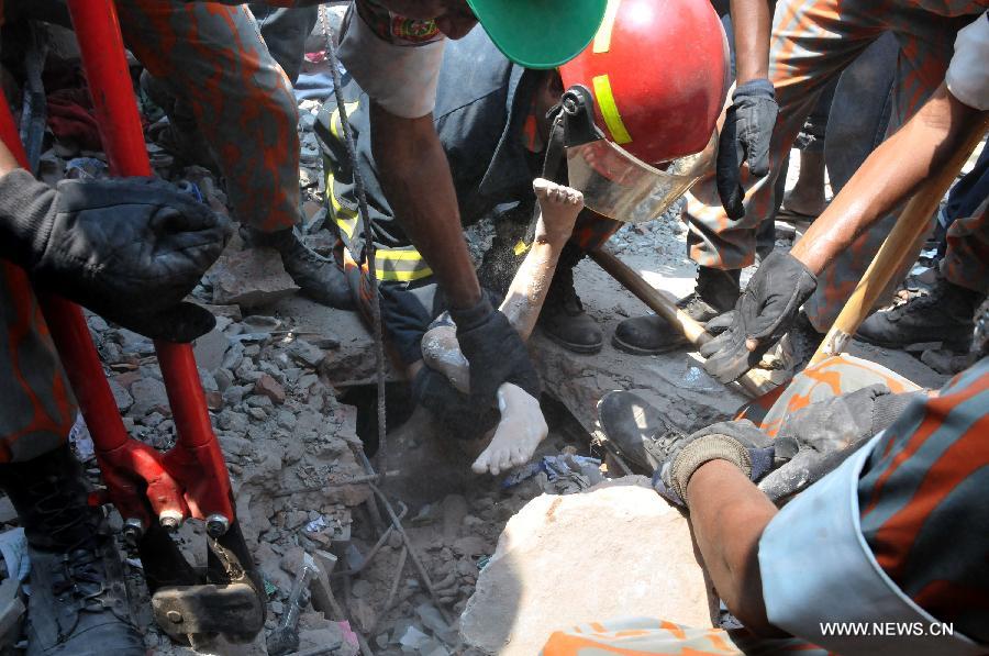 تأكد مصرع 70 فى انهيار مبنى ببنجلاديش (12)
