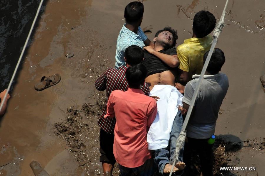 تأكد مصرع 70 فى انهيار مبنى ببنجلاديش (10)