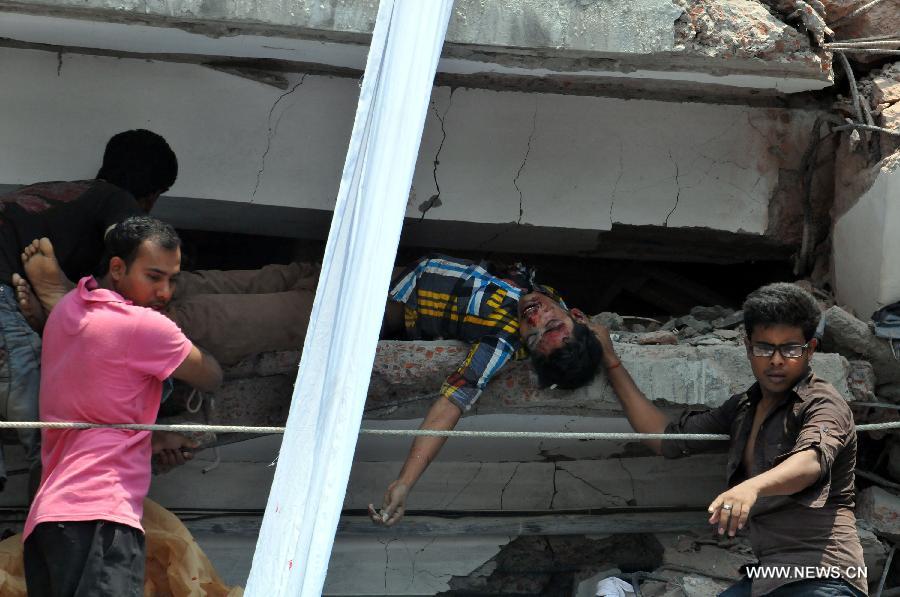 تأكد مصرع 70 فى انهيار مبنى ببنجلاديش (9)