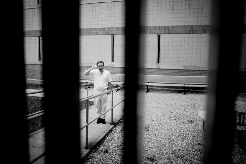 صور تجسد حياة المرضى عقليا داخل السجون الامريكية  (12)