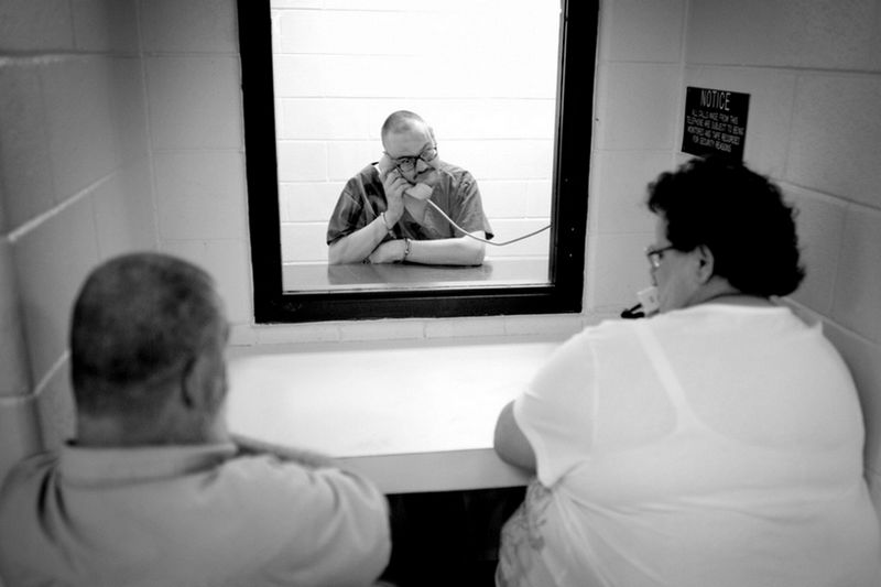 صور تجسد حياة المرضى عقليا داخل السجون الامريكية  (15)