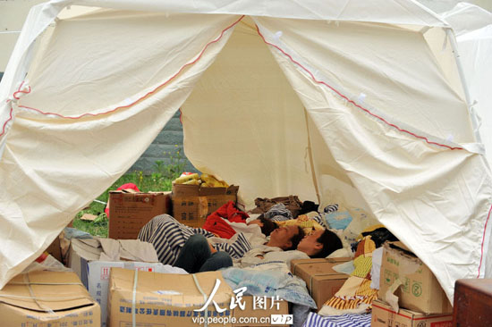 لقطة مؤثرة بعد زلزال لوشان:نوم العاملين في الرعاية الصحية على الأرض بعد العمل المستمر ل24 ساعة 