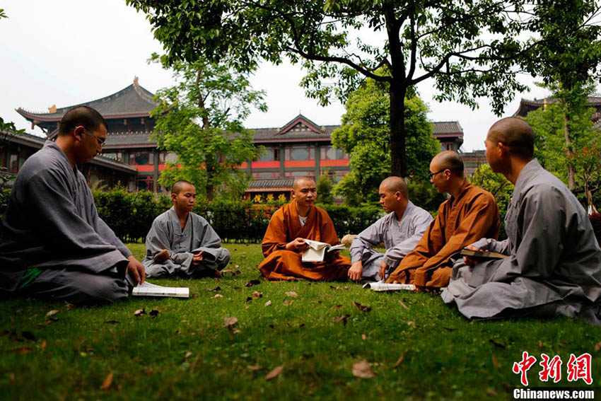 معهد الدراسات البوذية على سفح جبل آمي بسيتشوان الصينية (7)
