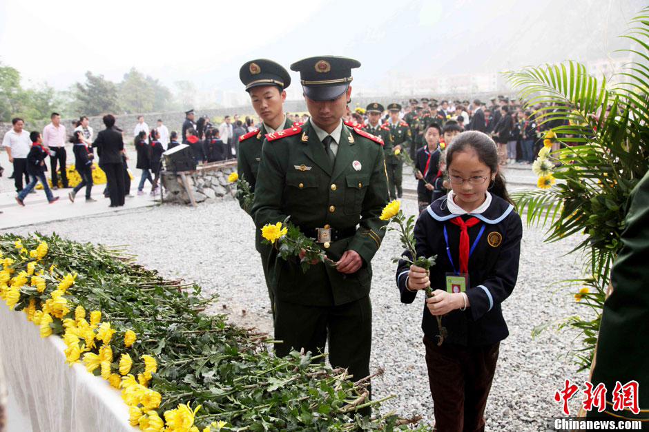 صور عالية الدقة: يوم حداد بمقاطعة سيتشوان على ضحايا زلزال لوشان   (18)