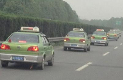 العشرات من سائقي سيارات الأجرة من ونتشوان يمددون مواد الإغاثة إلى لوشان 
